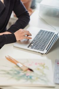 El 11% de los empleados en América Latina ve contenido para adultos en sus equipos de trabajo
