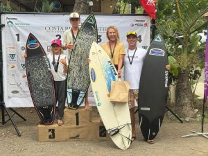 Familia amante del Surf destaca en Circuito del Pacífico