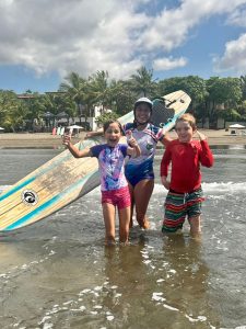 Entrenadores destacan beneficios deportivos de la Serie de Calificación en Playa Hermosa de Garabito