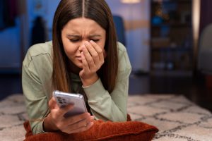 Abuso digital: la amenaza invisible que ya afecta a casi la mitad de los adultos, según Kaspersky