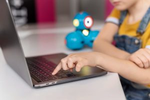 La IA conquista el interés de los niños y plantea nuevos retos para su seguridad digital