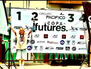 Cienna Jo llega a la cima del surf por partida doble