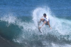 Cinco surfistas de tres cantones de Puntarenas mantienen en alto la bandera de Costa Rica