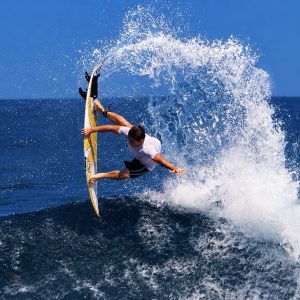 Panameño marcha en el tercer lugar en la élite del surf mundial de la categoría junior