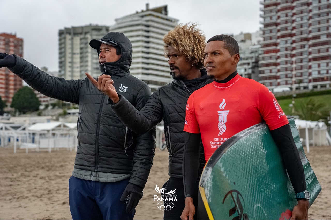 Tico se convierte en el entrenador de surf más exitoso de América